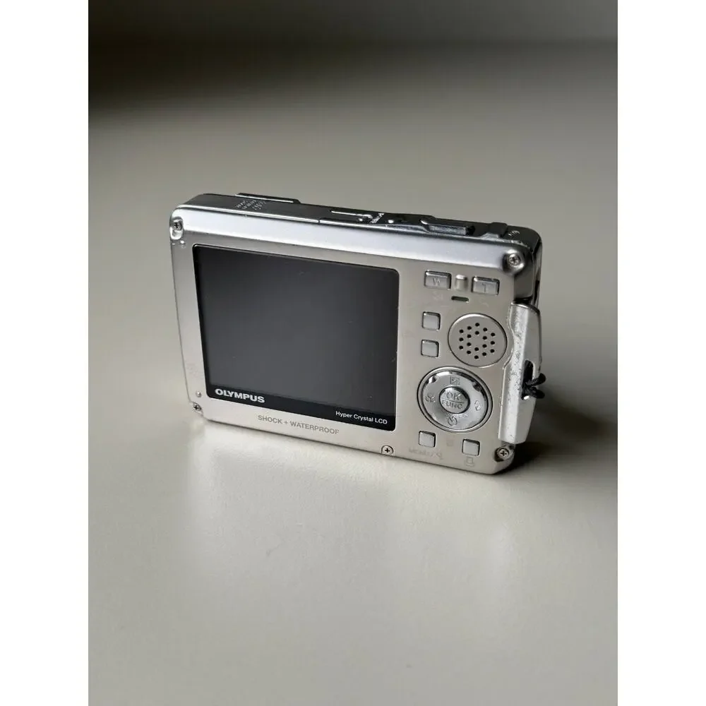 Olympus Stylus 770 SW Shock Waterproof y2k Digital Camera 7.1 MP w/Bag WORKS